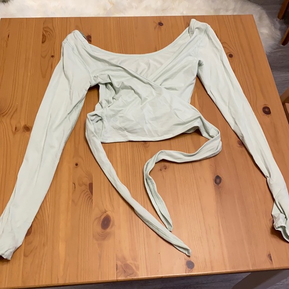 Lulu lemon Crop Top - Picture 1 of 5